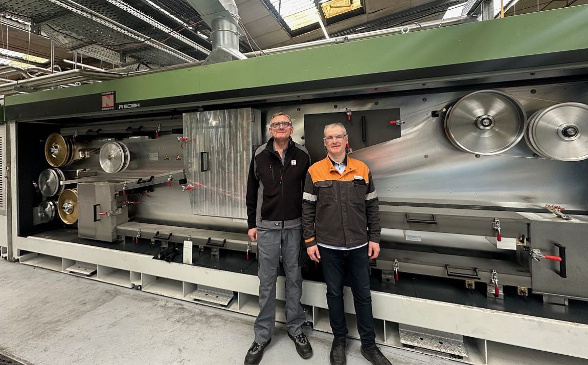 Stefan Nixdorf (Director of Engineering, Niehoff Group) and Dominique Potel (Engineering Project Manager, Nexans) in front of the new rod breakdown line in Lens